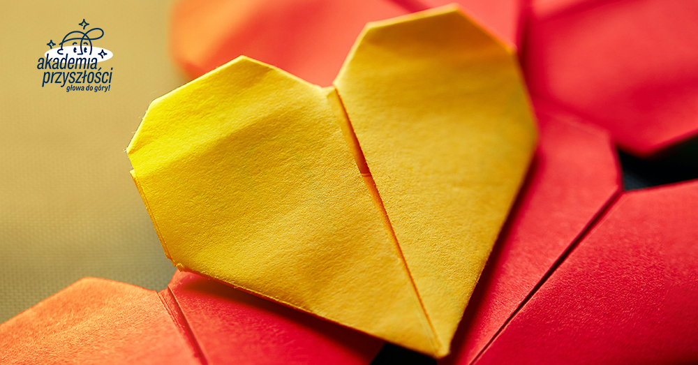Żółte serce z origami stworzone przez Dzieci z Akademii Przyszłości