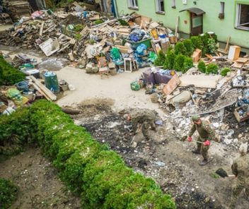 Akademia Przyszłości pomaga dzieciom z terenu dotkniętego powodzią odzyskać bezpieczną przystań. 