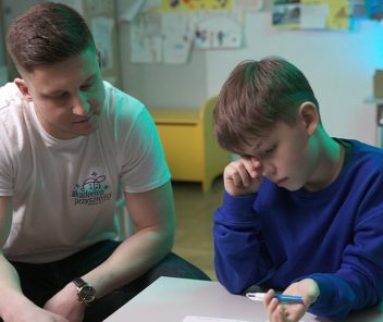 Przebodźcowanie u Dzieci. Jak nadmiar bodźców oraz FOMO wpływa na najmłodszych? 